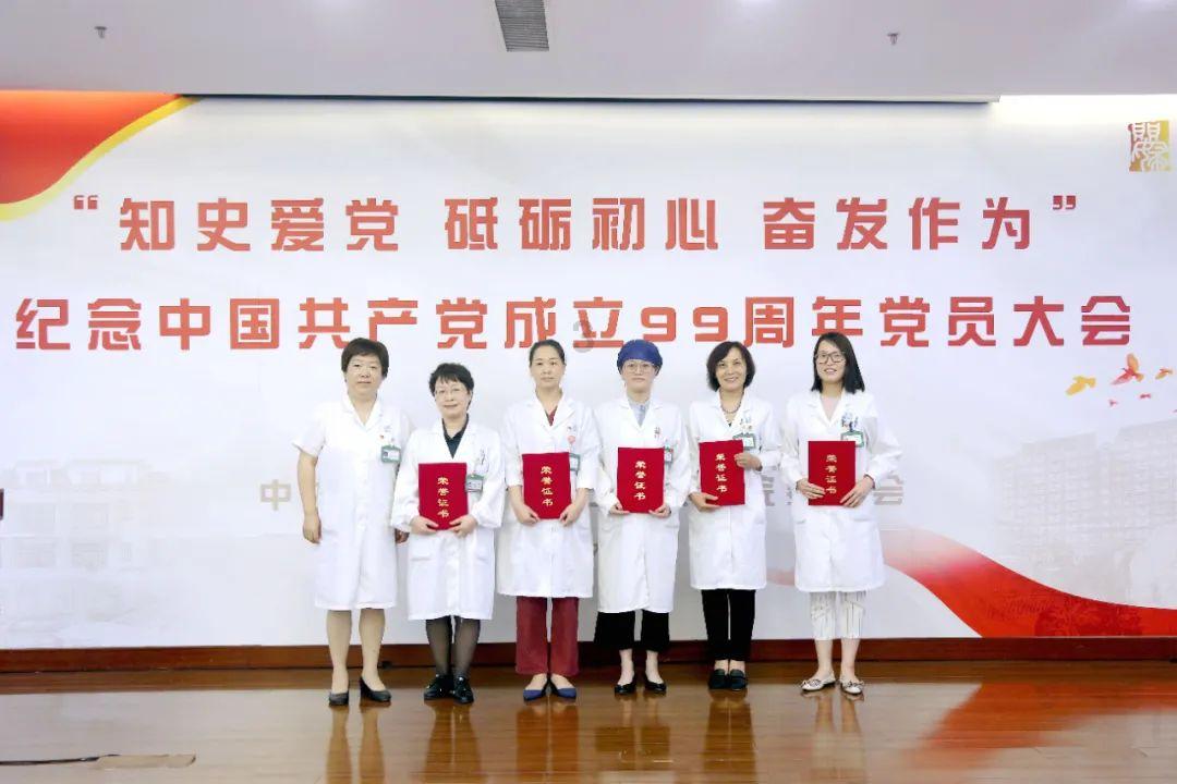 逃离海滩的女孩
